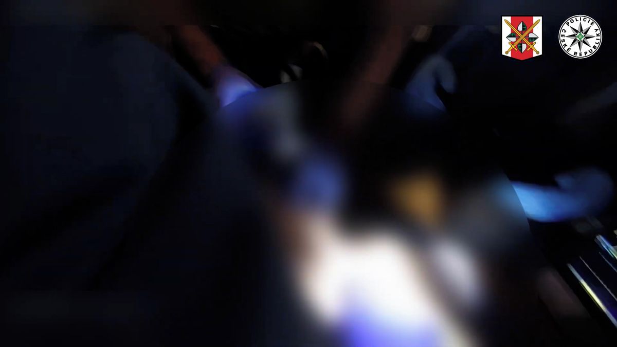 Policisté na Lounsku zachránili staršího muže, resuscitovali ho tři čtvrtě hodiny